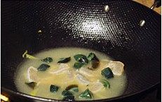 鲜虾皮蛋烧娃娃菜,加入鲣鱼粉、盐,盖锅盖大火烧开锅,转中小火烧到娃娃菜变软,取出娃娃菜,锅内留汤。