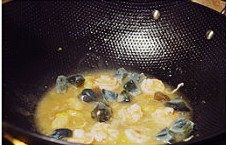 鲜虾皮蛋烧娃娃菜,汤内加入皮蛋、虾仁、炸好的蒜瓣,中火烧开并烧至虾仁熟透,湿淀粉勾芡至汤浓,关火,将汤汁浇到娃娃菜上即可。