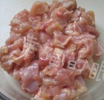 酱爆三丁,鸡腿肉去骨、去皮,去掉脂肪,洗干净。切成大小相等的鸡丁。