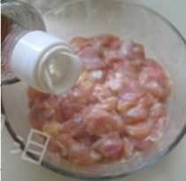 酱爆三丁,鸡丁中加入适量的盐、白胡椒粉、料酒、葱姜水、蛋清,充分用手抓匀,抓到汤汁都被鸡肉吸收了,然后放入干淀粉、香油抓匀。