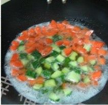 酱爆三丁,锅中放入适量油,油热后先将蔬菜放入,中火炸5分钟。盛出备用。