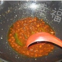 酱爆三丁,锅中放入少量的色拉油,油热后转中火,放入“步骤6”黄豆酱,稍微炒制一下。