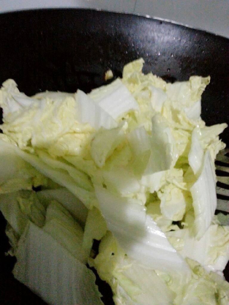 酸辣白菜,倒入大白菜翻炒,叶很快熟,可以稍后放