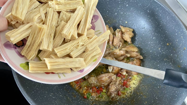 蒜香焖翅,加入煎好的鸡翅和腐竹,翻炒均匀