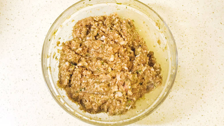 蛤蜊水饺,加入蛤蜊肉,搅拌均匀备用