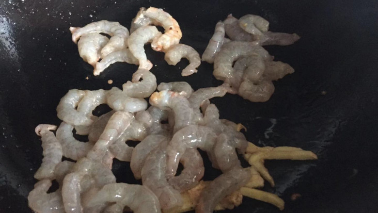 樱桃虾仁,热锅倒油,下入姜丝,虾肉翻炒