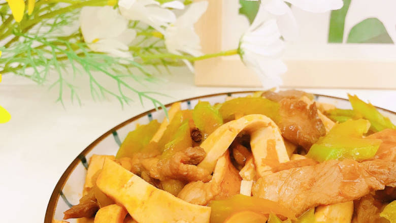 西芹炒香干,装盘食用