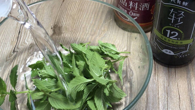 薄荷蒸鲈鱼,<a style='color:red;display:inline-block;' href='/shicai/ 3760'>薄荷</a>洗净,沥水备用