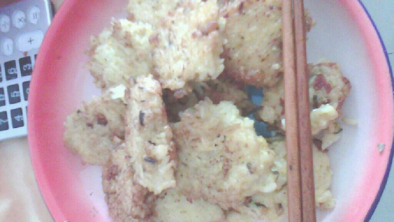 鸡蛋猪肉饼,然后用油炸，喜欢什么样的形状就弄什么样的，成黄色的就可以吃了