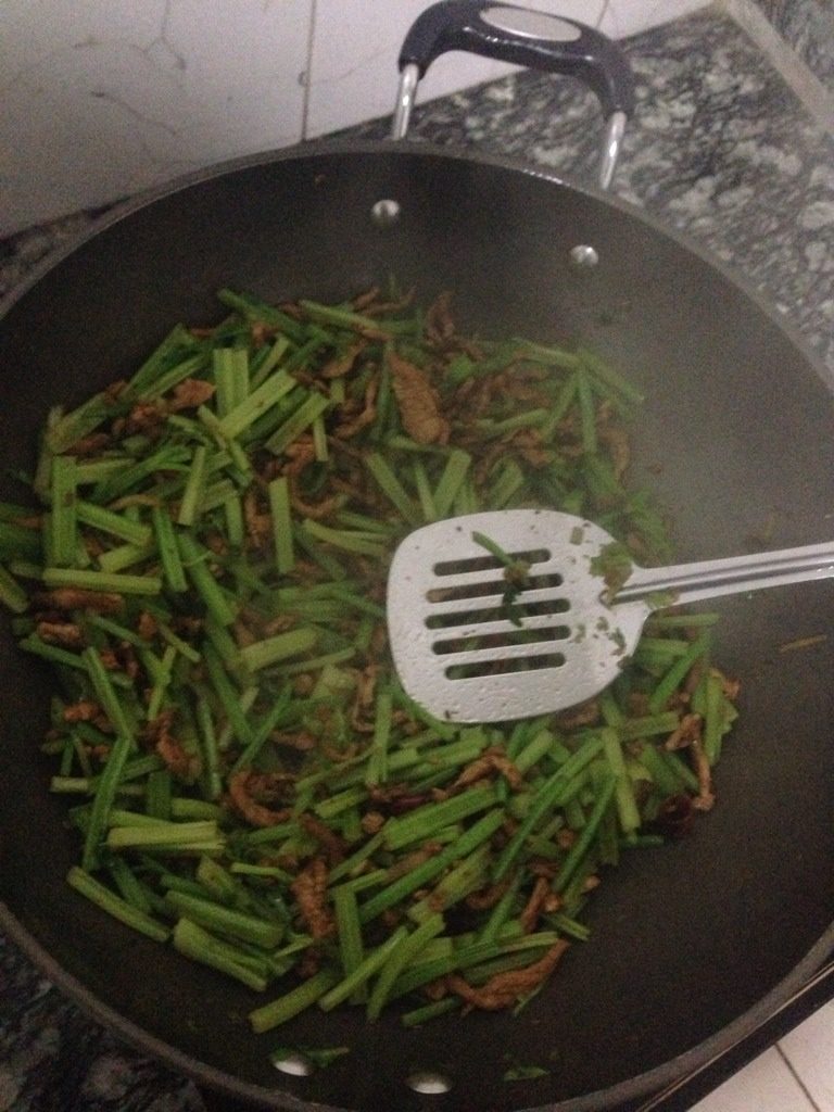 芹菜炒肉丝,待要起锅时放盐鸡精，出锅