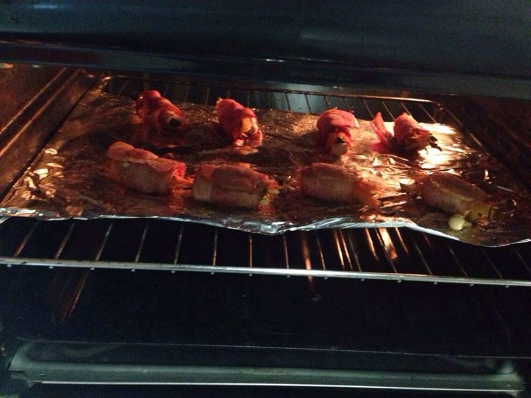 培根鲜虾卷,所有材料用培根卷起，撒上胡椒粉，进烤箱170度10分钟