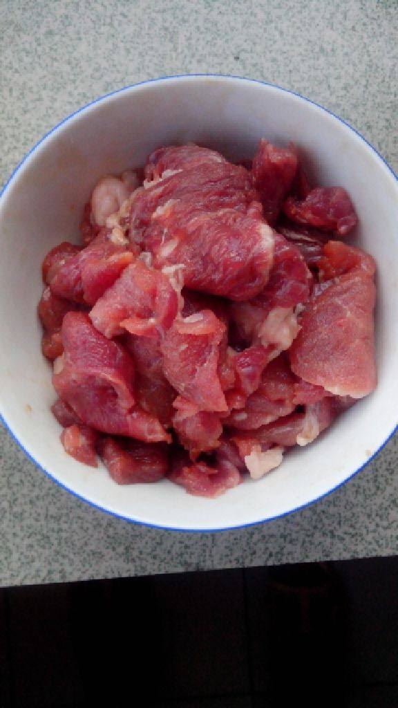 蕨菜炒肉,<a style='color:red;display:inline-block;' href='/shicai/ 414'>猪肉</a>切片,用茨粉,酱油轻抓一下,这样入味的同时不会让肉太老。用油爆一下备用