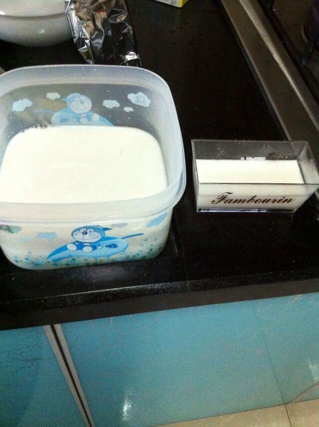 千层椰汁糕,等待锅中的椰汁煮滚1分钟之后,倒入准备好的容器中,待销凉装进保鲜袋放入冰箱。冰20分钟