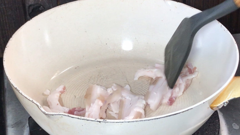 豆腐炖冬瓜,热锅放入肥肉,煸炒出油至金黄色