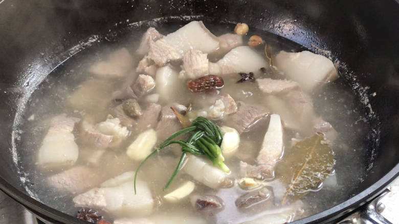 鹌鹑蛋红烧肉,加入葱姜蒜,煮沸后转小火,盖上锅盖,烧20分钟