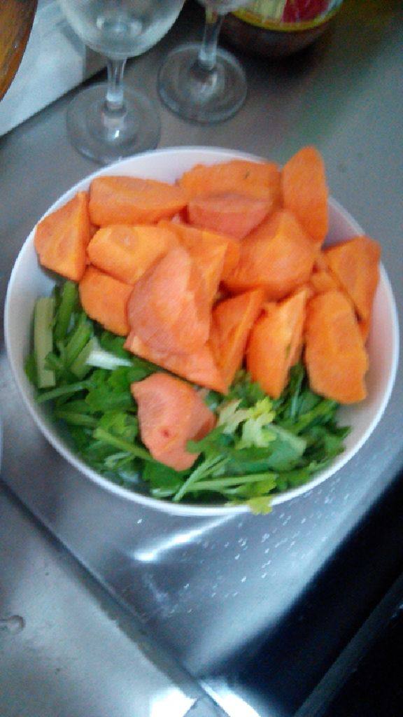 家庭版简易鸡公煲,可以根据个人喜好放入配菜，下面是我加的配菜：<a style='color:red;display:inline-block;' href='/shicai/ 167'>香芹</a>切段，<a style='color:red;display:inline-block;' href='/shicai/ 23'>土豆</a>去皮切滚刀块，<a style='color:red;display:inline-block;' href='/shicai/ 25'>胡萝卜</a>、<a style='color:red;display:inline-block;' href='/shicai/ 61'>青椒</a>切滚刀块，菠菜和香菜洗净直接用手撅断