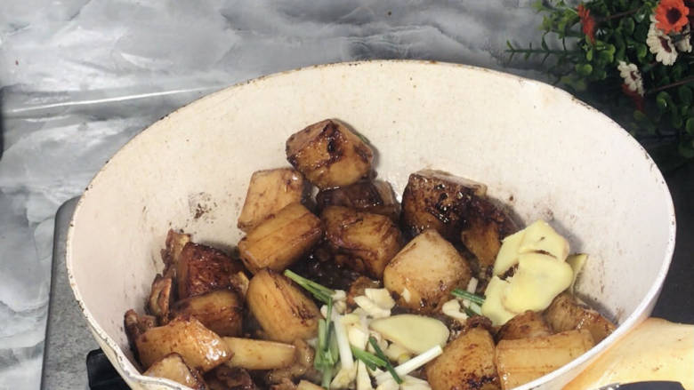 冻豆腐炖冬瓜,加入葱姜蒜炒香,再同冬瓜一起炒匀