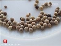 白切猪肚,姜洗净，切片。准备好白胡椒，并用滤纸袋装好。