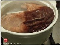 白切猪肚,将姜和白胡椒放进砂锅，加入清水煮开后，放进处理好的猪肚。