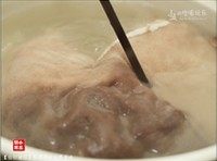 白切猪肚,大火煮开，转小火煮1.5小时左右，煮好的猪肚可以用筷子轻松地插入。