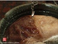 白切猪肚,取出猪肚，沥干水分，放进冰水浸泡2-3分钟。