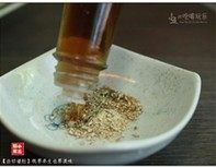白切猪肚,将猪肚切片装盘，准备好白胡椒粉。加入鱼露做成酱料。