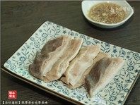 白切猪肚,食用猪肚时，蘸着酱料吃，猪肚咸香且爽脆。