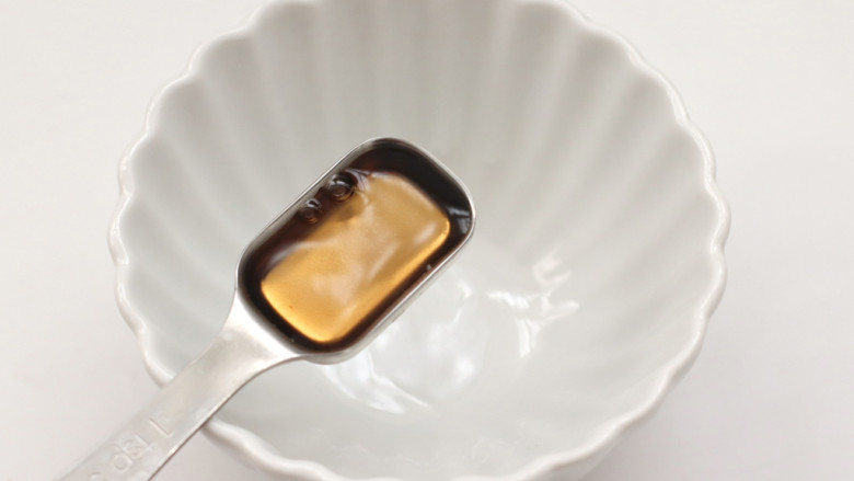 比目鱼豆腐煲,现在来做调料汁,碗里倒入<a style='color:red;display:inline-block;' href='/shicai/ 718'>料酒</a>。
