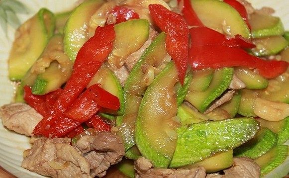 红辣椒猪肉炒西葫芦