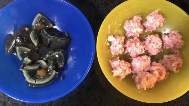 瑶柱蚝豉皮蛋瘦肉粥,瘦肉末调味揉成丸子,备用。