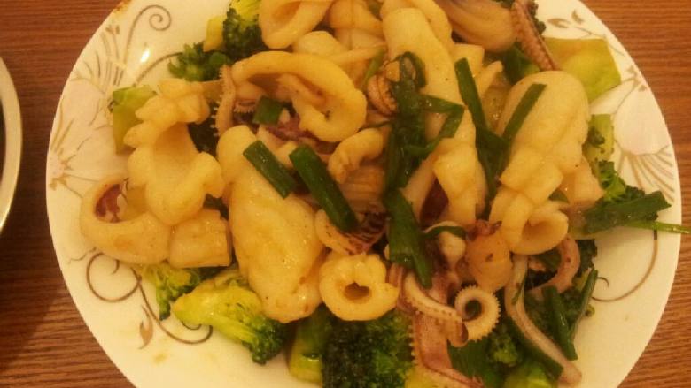 鱿鱼炒西兰花（花妞）,【炒鱿鱼】锅洗净擦干，倒入适量食用油，蒜碎爆香后，加入鱿鱼大火翻炒，待鱿鱼由透明变乳白时，加入少量盐、<a style='color:red;display:inline-block;' href='/shicai/ 692'>酱油</a>、沙茶酱、红辣椒，继续翻炒均匀，加入生粉水勾芡，最后加入<a style='color:red;display:inline-block;' href='/shicai/ 3250'>葱</a>后，起锅，均匀铺在西兰花上面。