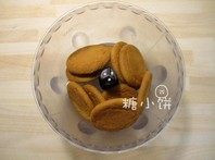南瓜芝士条,做饼干底:消化饼干用搅拌机打碎。加入肉桂粉和肉豆蔻粉拌匀。