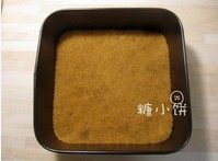 南瓜芝士条,黄油溶化后加到饼干碎屑里拌匀,倒到(20X20)模具里压平备用。