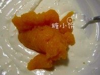 南瓜芝士条,做芝士糊：奶酪软化后加砂糖搅匀，再加入南瓜泥拌匀。