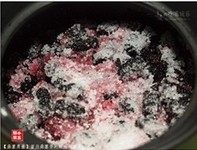 桑葚果酱,桑葚沥干水分,加入白糖,腌制3小时以上,逼出桑葚的水分。