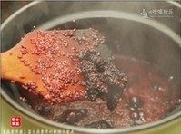 桑葚果酱,大火煮开,转小火将桑葚熬制酱汁浓稠(需要2小时左右)。