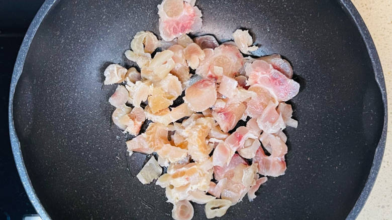 红烧牛板筋,起油锅,加入牛板筋