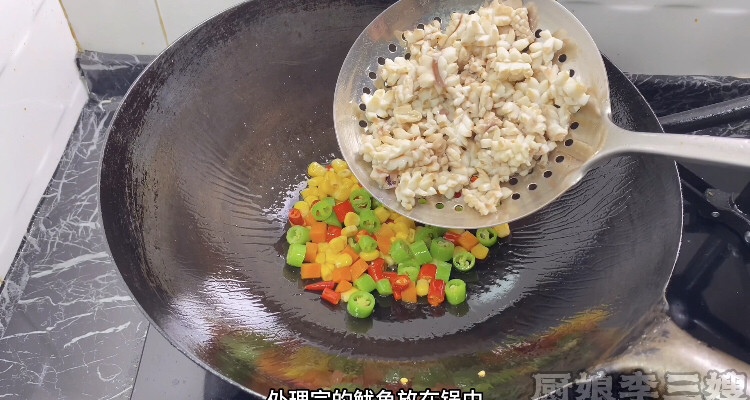 尖椒玉米炒鱿鱼教程,加入处理完的鱿鱼