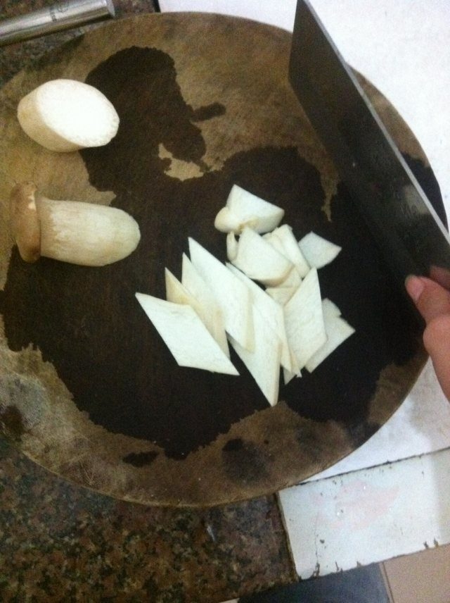 杏鲍菇莴笋炒腊肉,同上