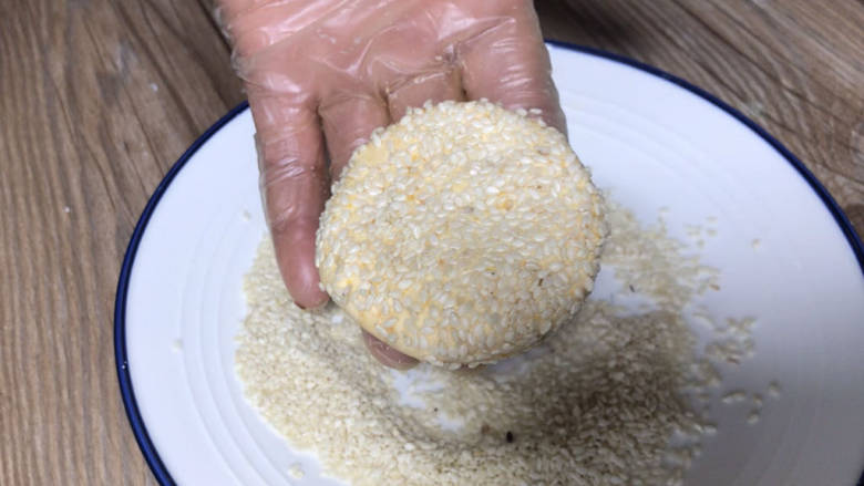 田园南瓜饼,再粘满芝麻,两面都粘,侧面也粘