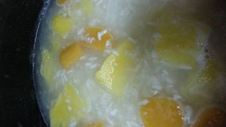 菠萝酒酿芋圆,<a style='color:red;display:inline-block;' href='/shicai/ 597'>菠萝</a>酒糟加水煮好，放芋圆，放糖