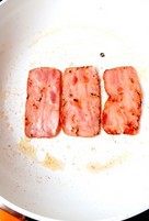 培根鸡蛋卷,锅中放入<a style='color:red;display:inline-block;' href='/shicai/ 443'>培根</a>片，两面稍稍煎制一下就好。