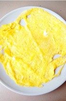 培根鸡蛋卷,鸡蛋打散放少少的盐调味，热锅放少量的油，倒入鸡蛋液摊成鸡蛋皮盛出。