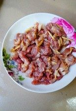 咸菜蒸肉,将盘子底部铺上一层切好的酸菜丁与<a style='color:red;display:inline-block;' href='/shicai/ 754'>萝卜干</a>，然后再铺腌好的肉。