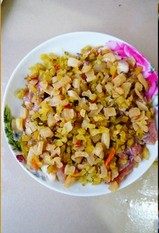 咸菜蒸肉,最后肉上面再铺一层酸菜丁与萝卜干。