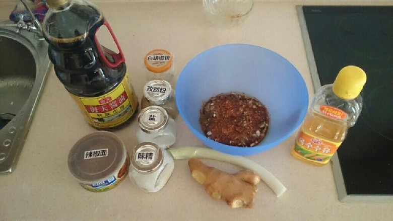 烤腰子(猪腰),腌制完成后,把猪腰放入烤箱,用180°的火正面烤15分钟,反面烤5五分钟即可。