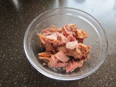 金枪鱼土豆沙拉,土豆洗净，整颗带皮煮熟，打开金枪鱼罐头，取出鱼肉，挤去水分，大块的略掰碎备用。