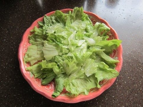 金枪鱼土豆沙拉,生菜叶洗净，吸取水分，撕成小块，铺在盘底。