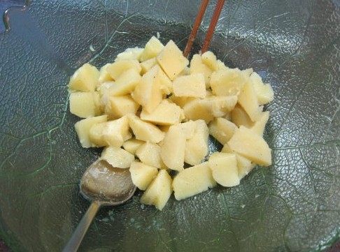 金枪鱼土豆沙拉,土豆煮熟去皮，切块，放进沙拉碗。