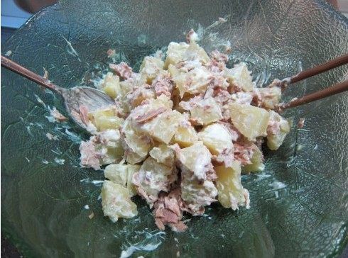 金枪鱼土豆沙拉,加入盐、胡椒、<a style='color:red;display:inline-block;' href='/shicai/ 851'>橄榄油</a>，金枪鱼,<a style='color:red;display:inline-block;' href='/shicai/ 4856'>沙拉酱</a>挑拌均匀。